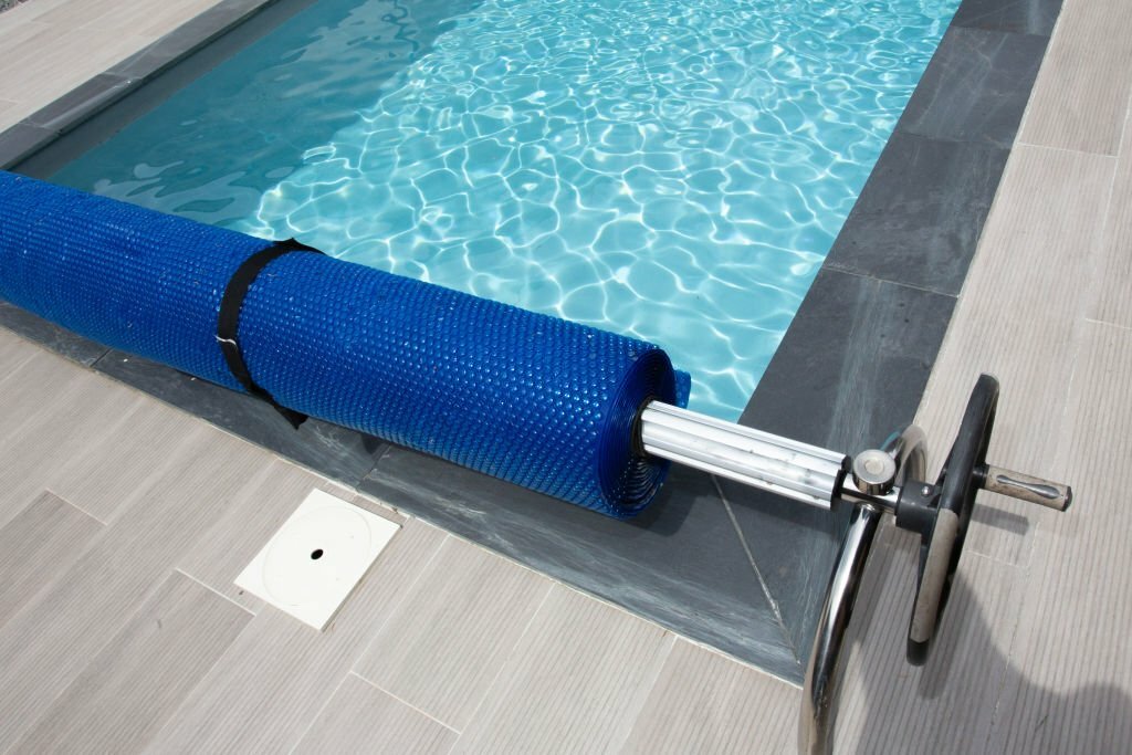 Right Retractable Pool Cover